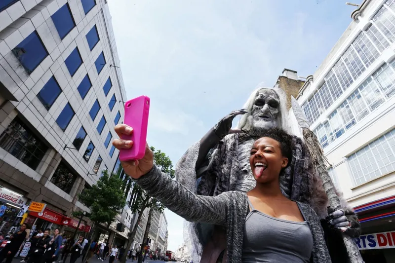 فيديو| حاولوا اقتحام قصر بيكنغهام!