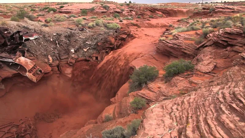 فيديو|مقتل 9 من عائلة واحدة في فيضان مفاجئ ببحيرة أمريكية