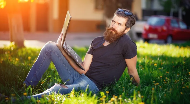 دليل الرجل للعناية بالبشرة.. من الحلاقة وحتى اختيار الكريمات