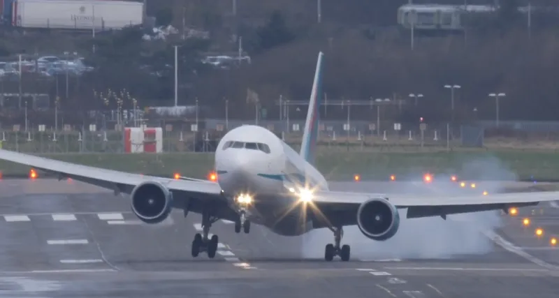 فيديو|صرخة ركاب طائرة أيرلندية لحظة اصطدام عنيف