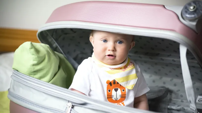 فيديو|سيدة  تلقي بطفل رضيع داخل عمارة