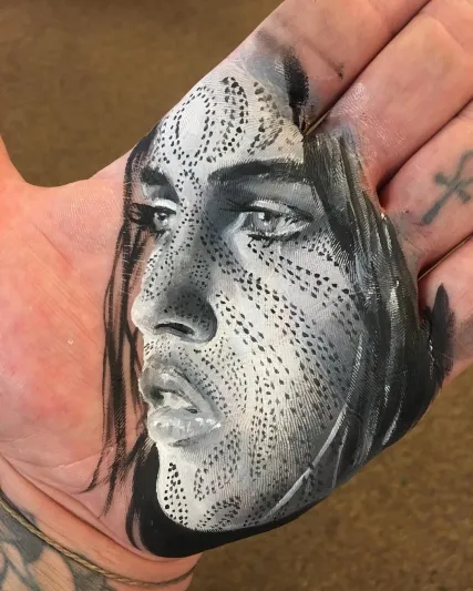 فيديو|على كف يده إيطالي يبدع بلوحات ساحرة