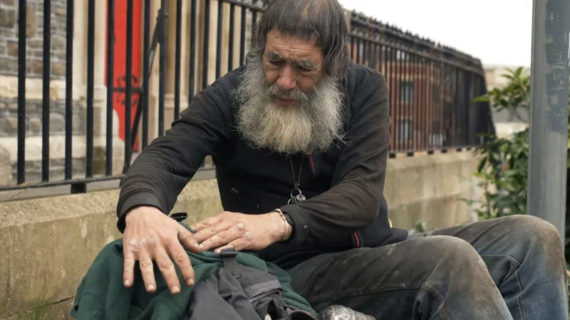 فيديو| مواطن يسرد قصة تحوله من تجار ذهب إلى فقير معدم 