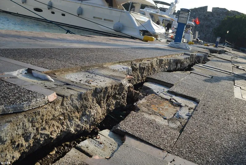 10 صور ترصد آثار دمار زلزال تركيا واليونان