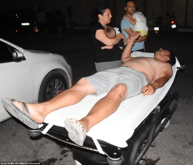 10 صور ترصد آثار دمار زلزال تركيا واليونان