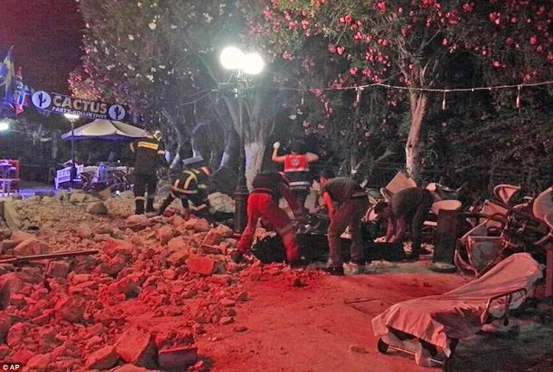 10 صور ترصد آثار دمار زلزال تركيا واليونان