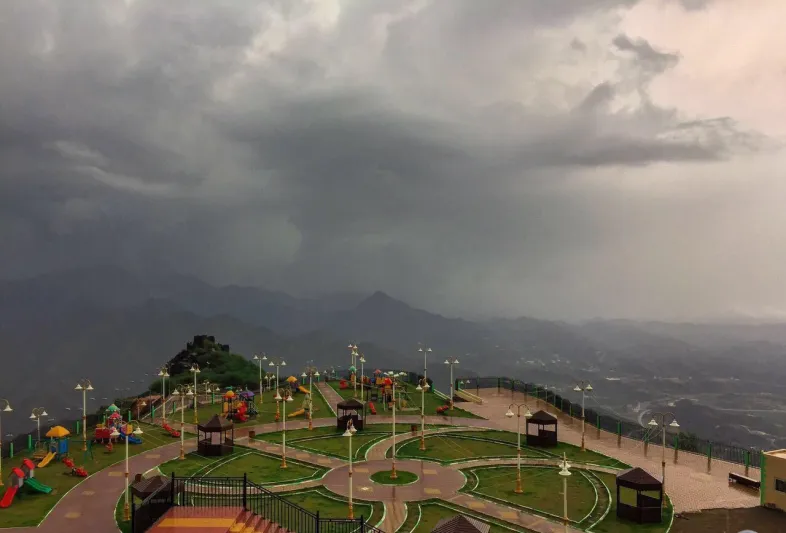 فيديو| لقطات بديعة لهطول الأمطار على المناطق الجبلية بجازان