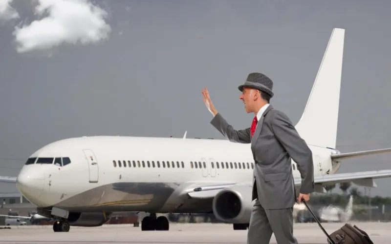 طائرة بلا مقاعد ركابها يقفون طوال الرحلة!