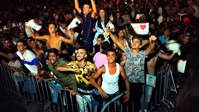 فيديو|فرحة هيستيرية وجنون فتيات في مهرجان وجدة بالمغرب