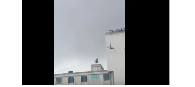 فيديو مؤلم لفتاة تهوي من أعلى سطح بناية