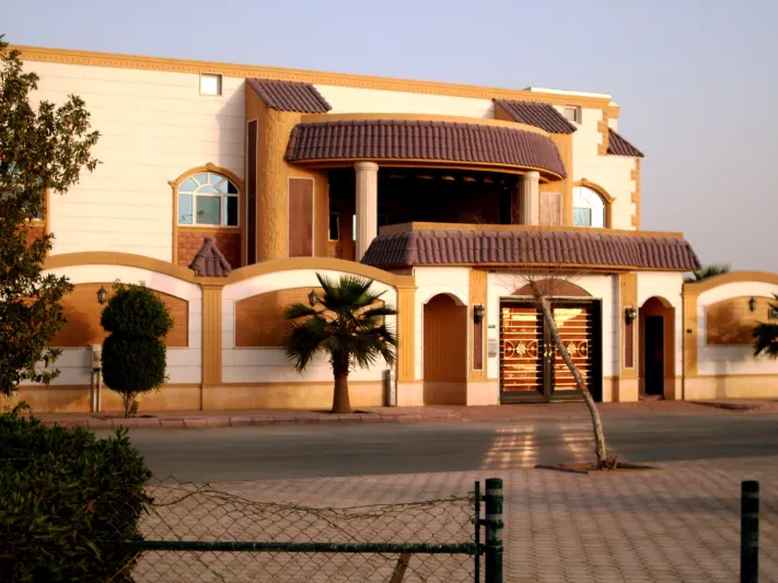 فيديو| شاب يوثق تنفيذ الإسكان لتحدي بناء فيلا في 35 يوما فقط: