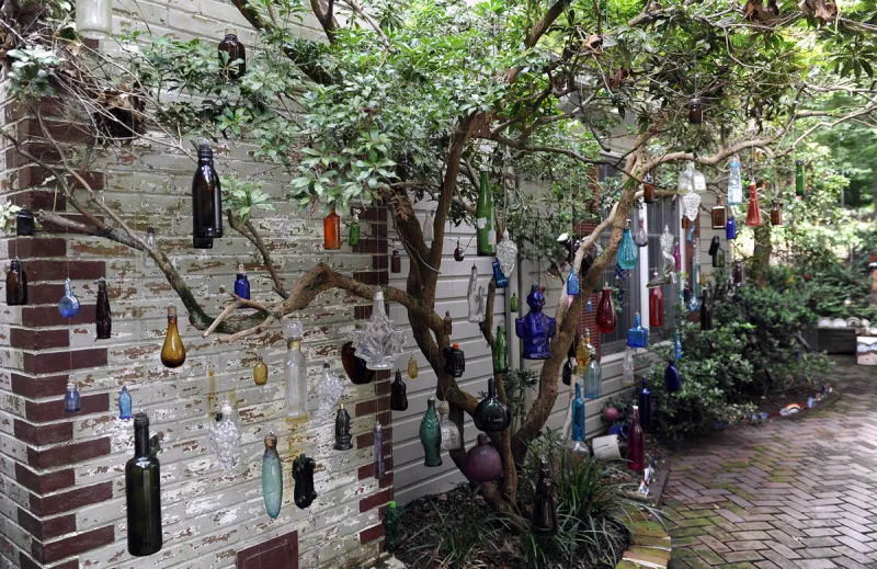 فيديو| فتيات وشباب سعوديون يحولون مكانًا مهجورًا إلى حديقة فنية