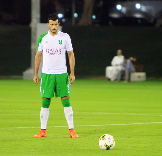 فيديو| السومة يعتدي على مشجع وينتزع هاتفه