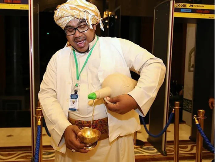 فيديو| من هم الزمازمة الت تسقى الحجاج منذ 14 قرنا