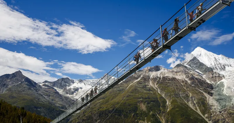 سويسرا تدشن أطول جسر للمشاة... فهل تجرؤ؟!