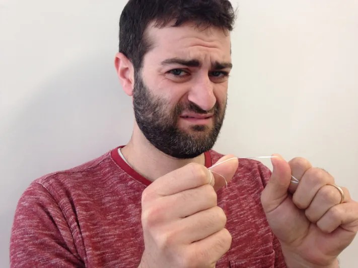 تنظيف الأسنان بالخيط.. هل هو مفيد حقاً؟ 