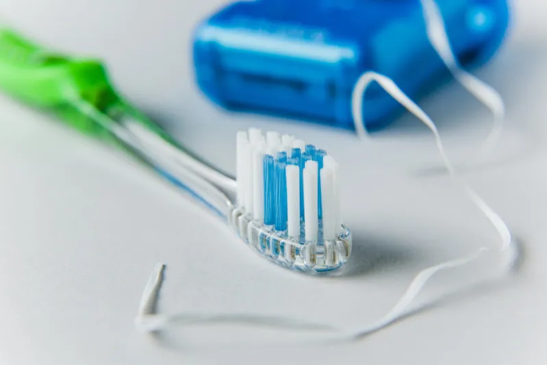 تنظيف الأسنان بالخيط.. هل هو مفيد حقاً؟ 