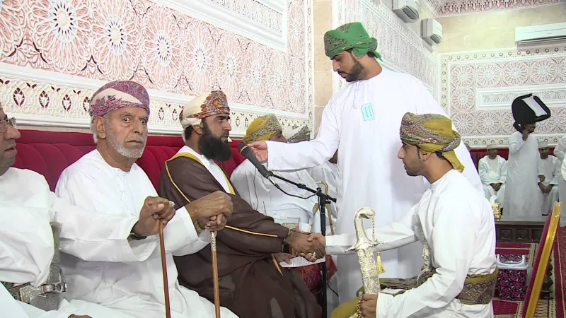 فيديو| أهل العروس يبرحون العريس ضربا بالعصي في عمان