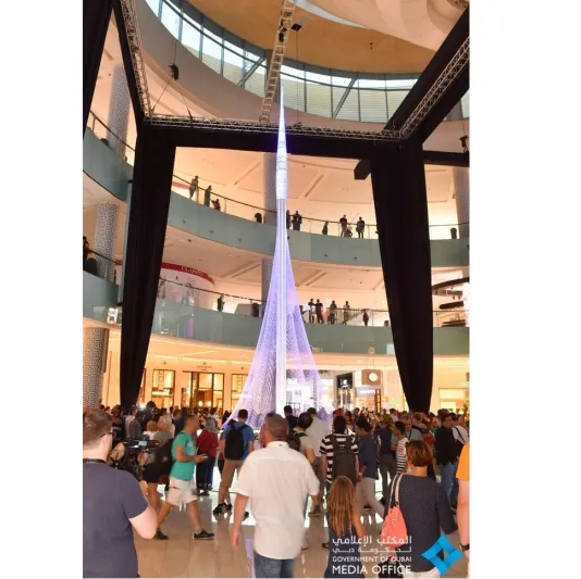 محمد بن راشد يزيح الستار عن مجسم برج خور دبي