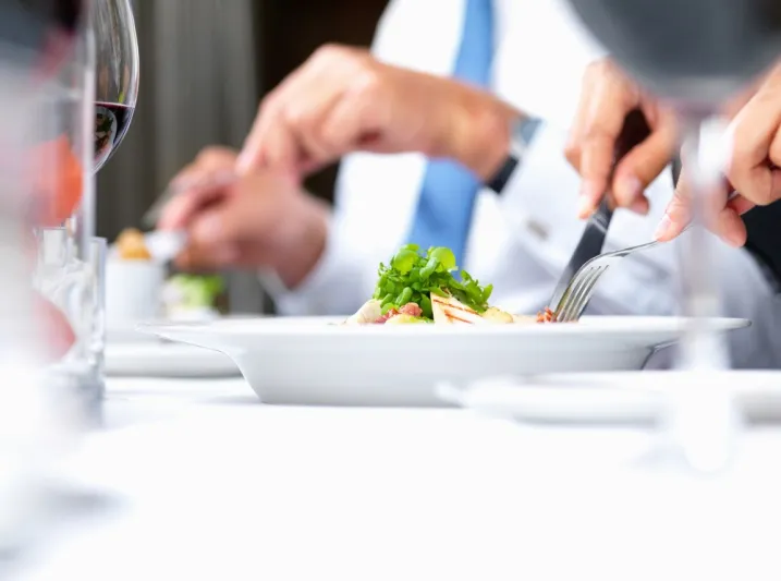 غداء العمل ليس وجبة عادية.. 15 قاعدة ليكون ناجحاً