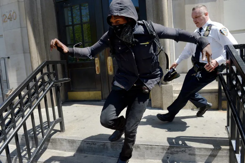 فيديو| مصري يقتل زوجته اللبنانية بالكويت وينهار أثناء تسليم نفسه للشرطة