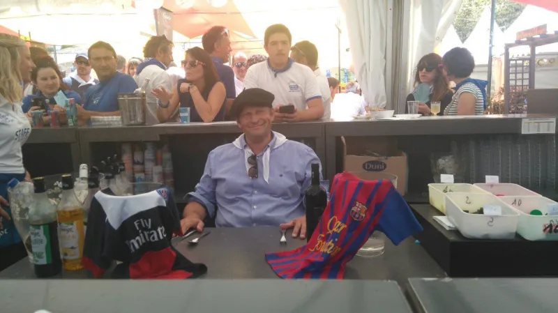 فيديو صادم| مسؤول فرنسي يأكل فأرًا.. فماذا دفعه لذلك؟