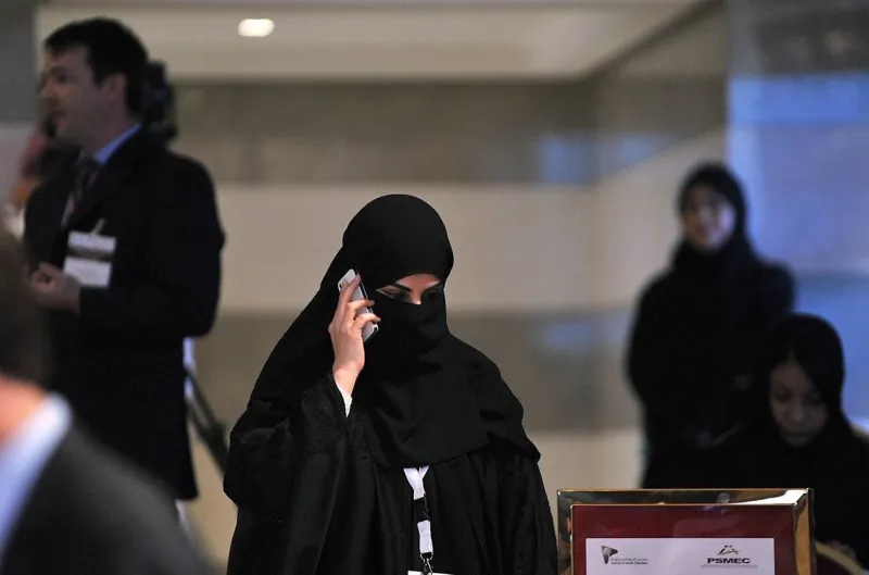 فيديو| بريطانية تصف منتقبة بـ«صندوق مربع لعين».. هكذا تصرف الزوج