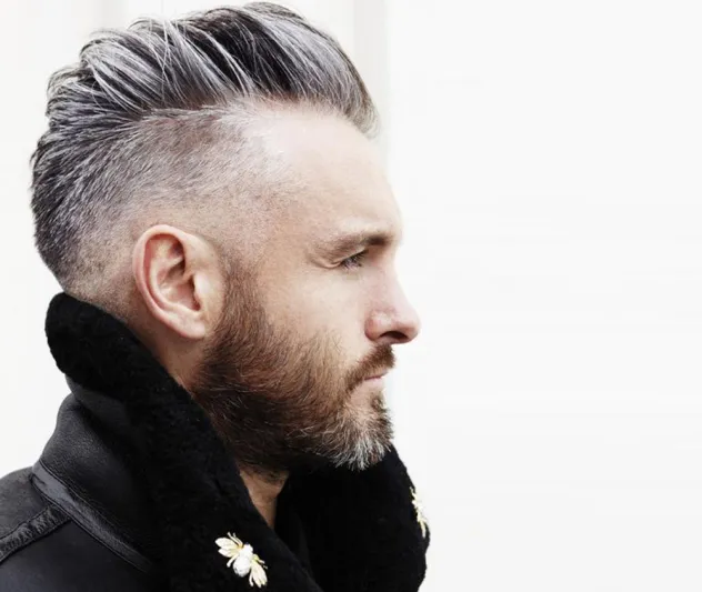 أجمل التسريحات لأصحاب الشعر الرمادي الجذاب