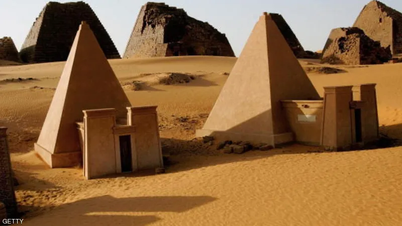 ما الفرق بين أهرامات الجيزة والسودان؟