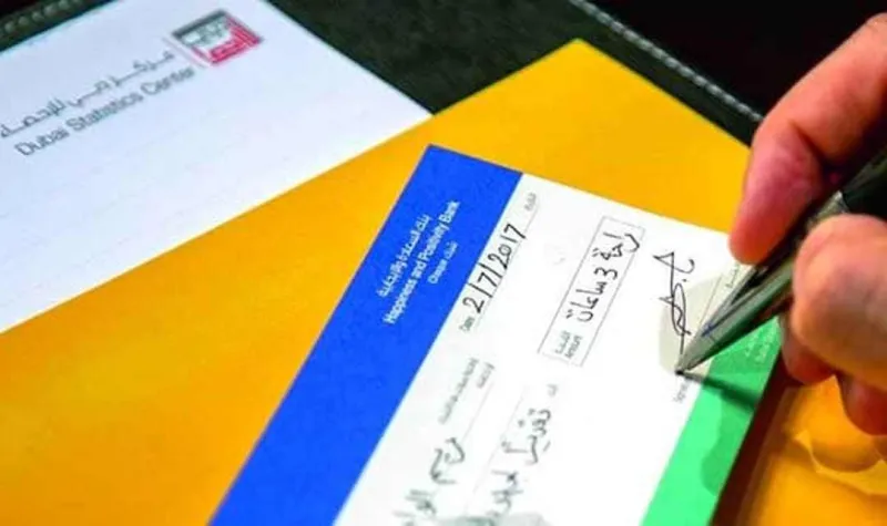 فقط في دبي.. شيكات السعادة للمتفانين في العمل
