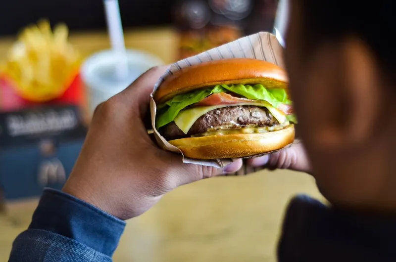 عائلة مسلمة تتهم «ماكدونلدز» بدس لحم الخنزير في وجباتها