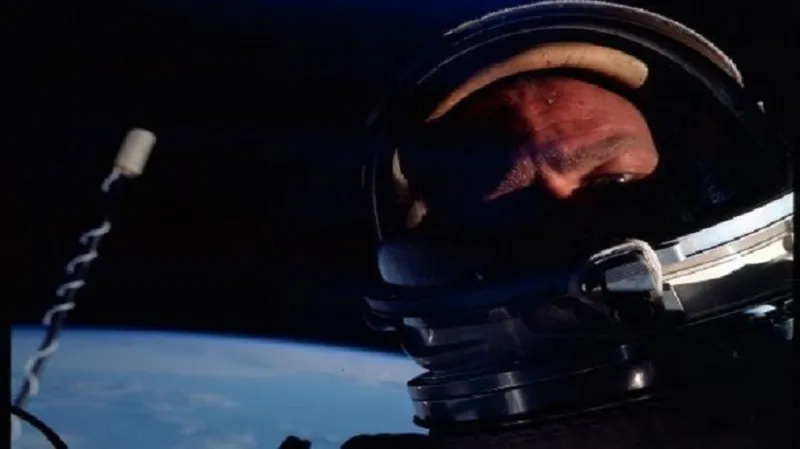 كم يبلغ ثمن أول لقطة سيلفي في الفضاء؟ .. ستباع في مزاد علنى!