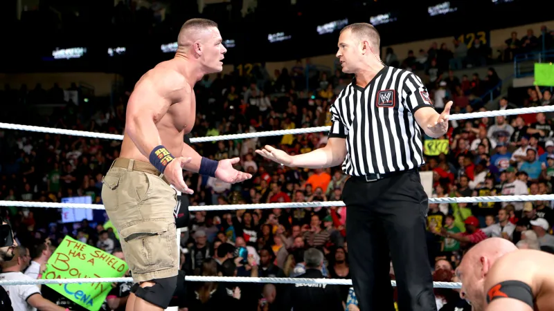 انقلبت الاَية ..عندما يهاجم الحكام نجوم الـ WWE ! (فيديو)