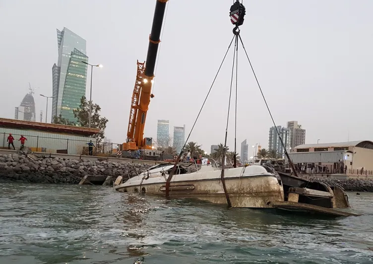 فريق غطس كويتي ينتشل يخت غرق بعد احتراقه