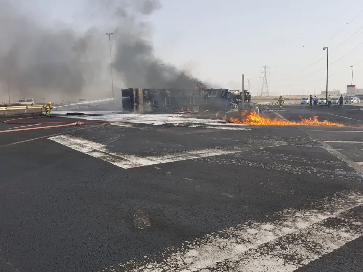 وفاة سائق حرقاً داخل شاحنته في الشارقة