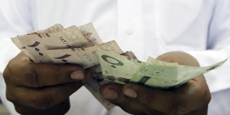 شاهد| رد فعل المواطنين عندما وجد سعودي 500 ريال على الأرض وسأل عن صاحبها؟