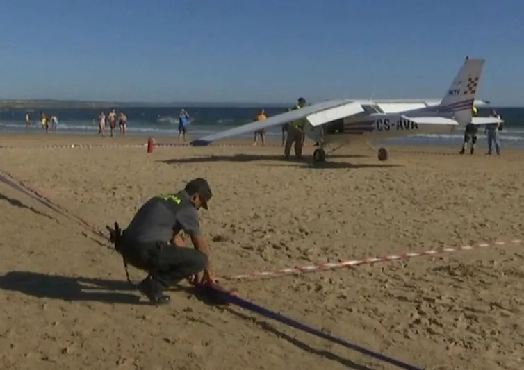 طائرة تهبط وسط المصطافين على الشاطئ وتقتل طفلة ورجل مسن (صور)