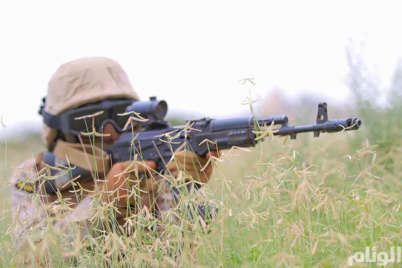 فيديو| تركي بن طلال يقبل جبين المقدم الشواف بعد مغادرته العمليات