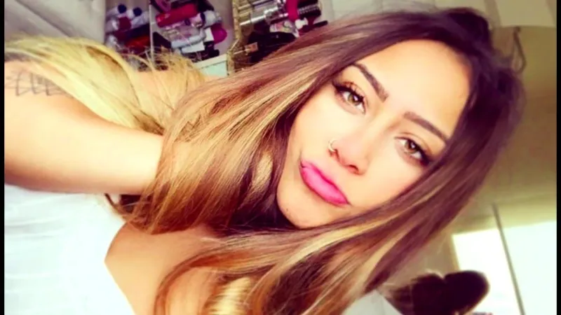 باريس تتابع ..علاقة عاطفية مشتعلة بين شقيقة نيمار ولاعب برازيلي (صور)