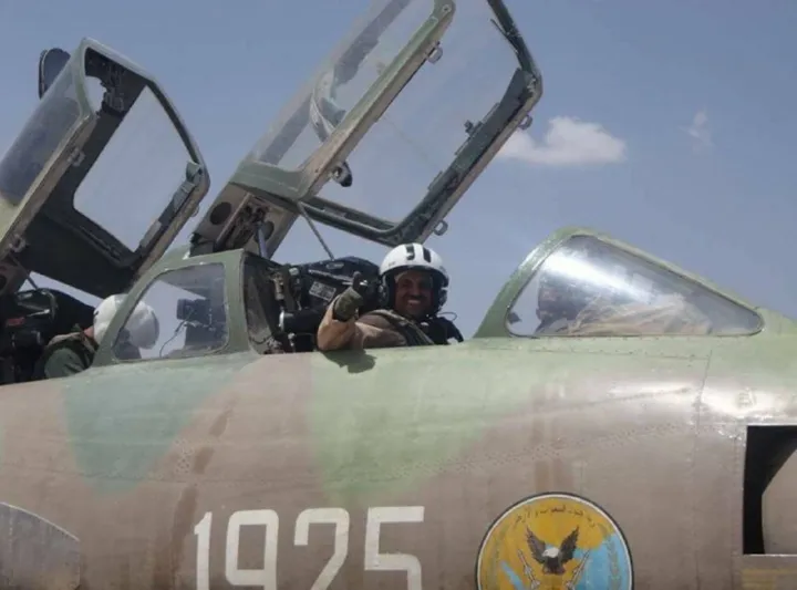 صور| فقط في زمن الحوثي.. طيار يمني يتحول لبائع «قات» !