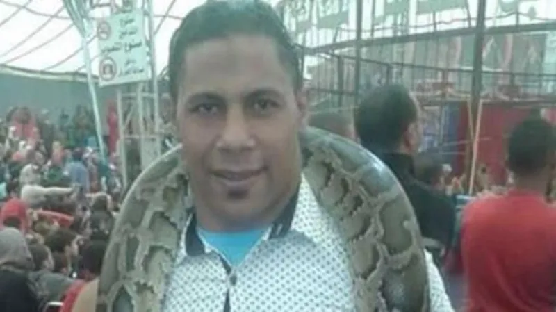 شاهد| سوبر مان المصري يجر السيارات بشعره ويبلع السيوف