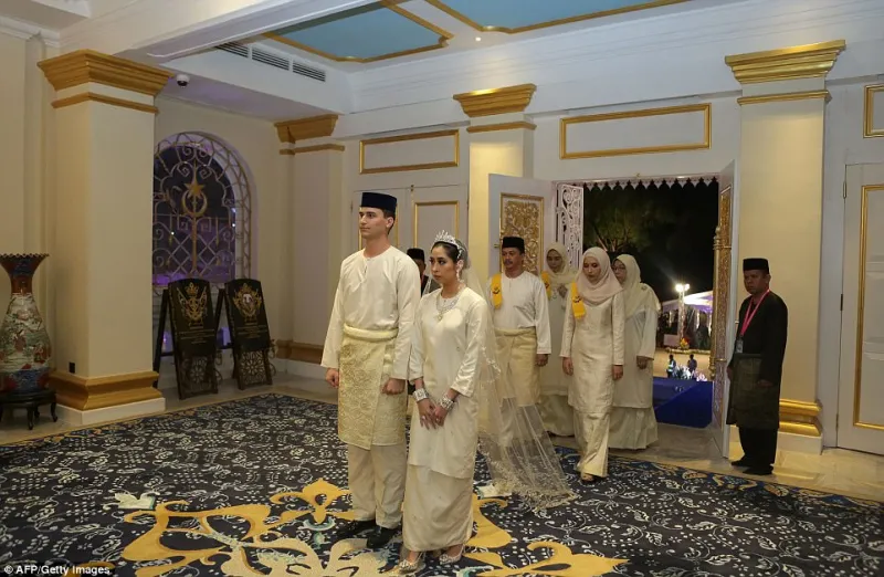 بالصور لاعب كرة قدم سابق يعتنق الإسلام ويتزوج أميرة