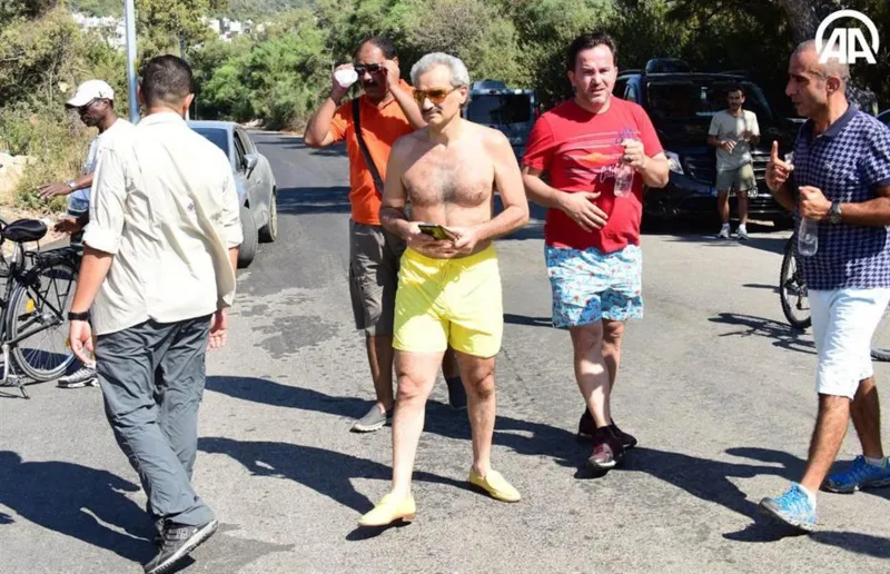 شاهد بالصور الوليد بن طلال يتجول بدراجة هوائية في شوارع «بودروم» التركية 