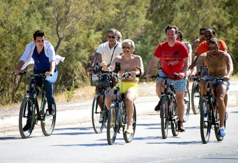 شاهد بالصور الوليد بن طلال يتجول بدراجة هوائية في شوارع «بودروم» التركية 