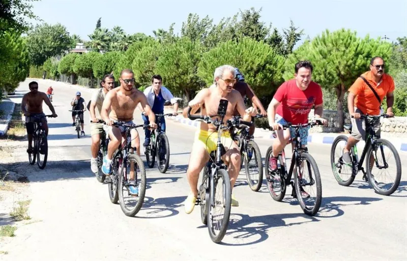 شاهد بالصور الوليد بن طلال يتجول بدراجة هوائية في شوارع «بودروم» التركية 