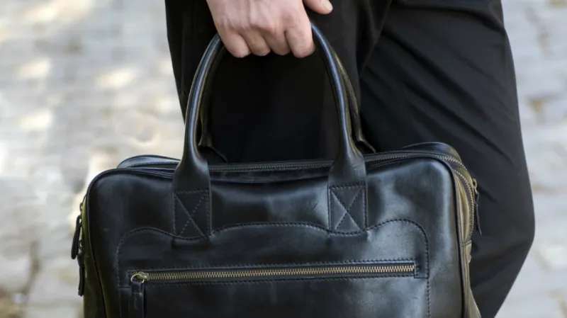 ما «#رايك_بالشباب_اللي_يشترون_شنط»؟.. اجابات على استخدامات الرجل لحقيبة اليد !