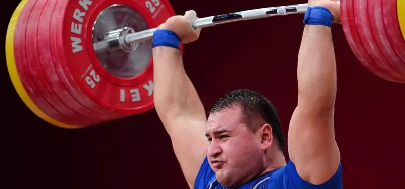 شاهد مقتل بطل العالم الروسي في رفع الأثقال خلال شجار
