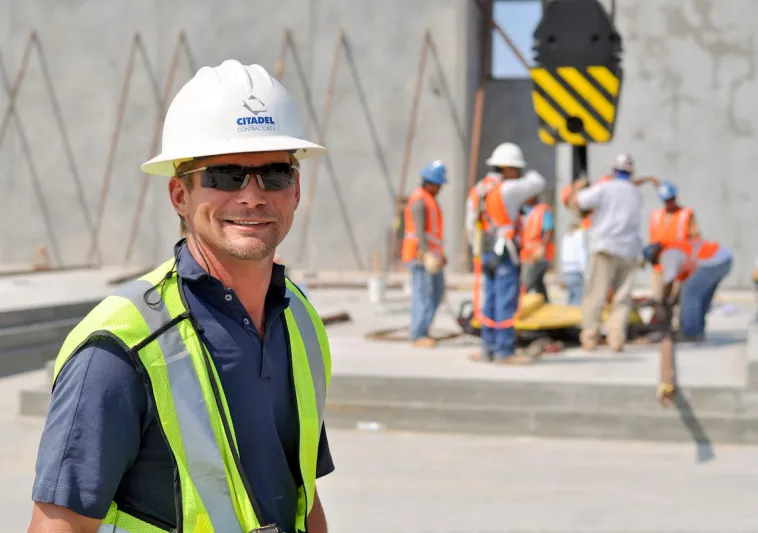 إماراتي تستر على وافد دخله الشهري 300 ألف ريال.. وهذا كان قرار وزارة التجارة