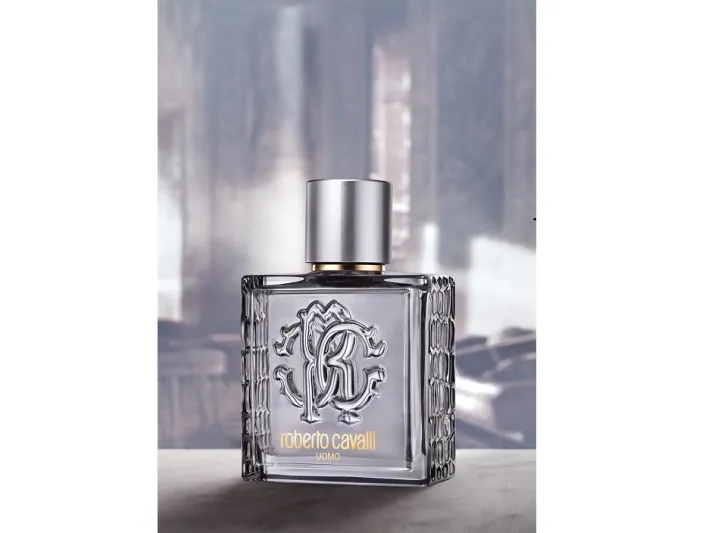  اومو سيلفر ايسنس وجه ساحر جديد لروبرتو كفالي