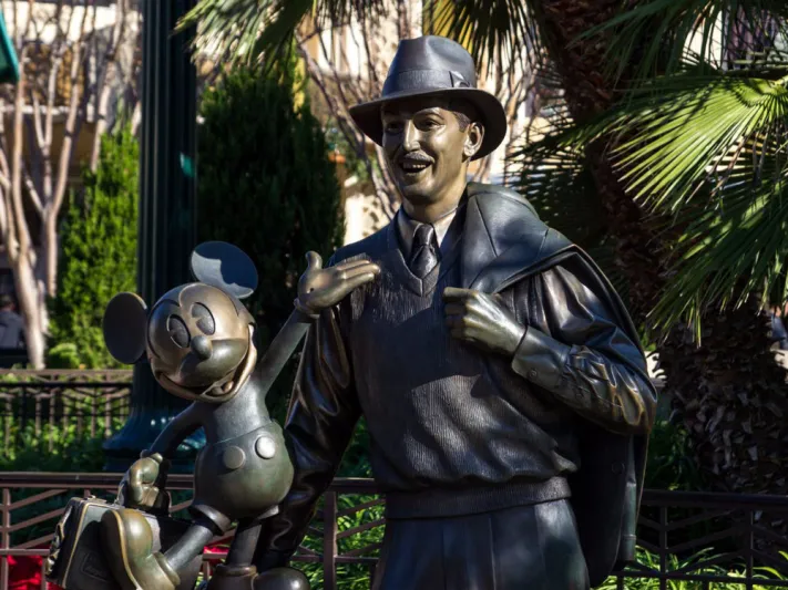 بينهم دونالد ترامب.. مشاهير أفلسوا ثم عادوا سريعاً إلى القمة